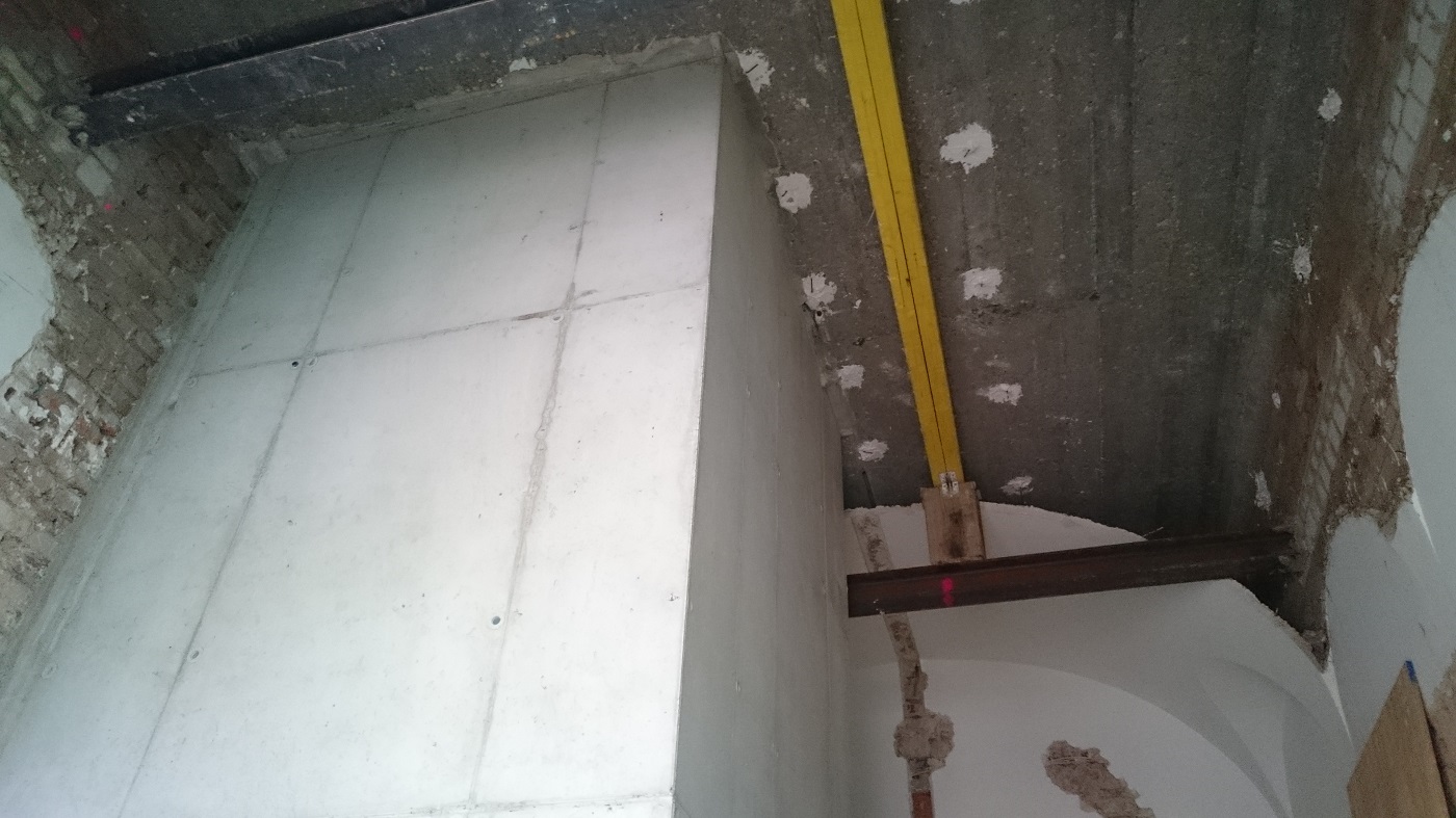 Stahlbetonwand mit Unterzug
